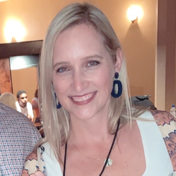 Profile Picture of Amanda Elmore (@lyndeam) on Poshmark