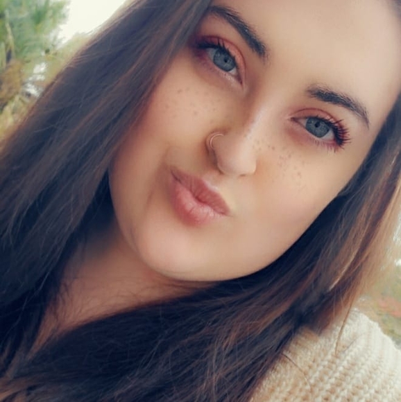 Profile Picture of Hannah Ledman (@hannahledman) on Poshmark