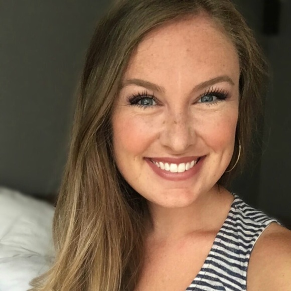 Profile Picture of Chloe Fowler (@chloefwlr) on Poshmark