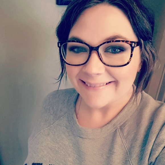 Profile Picture of Stephanie Michalski (@pixiech1ck) on Poshmark