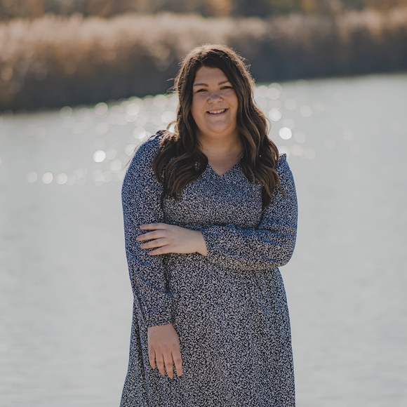 Profile Picture of Emma Winiger (@elw14) on Poshmark