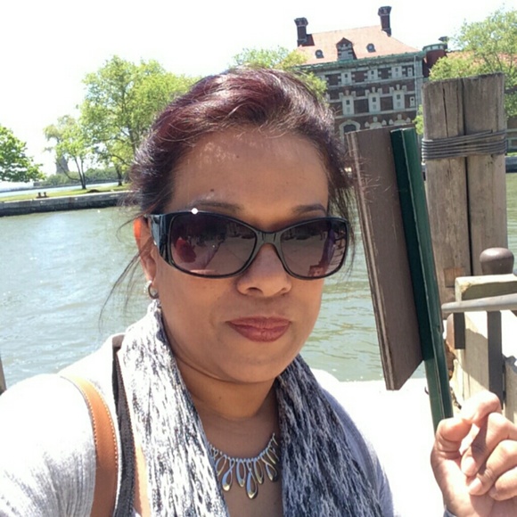 Profile Picture of Viviana Zegarra (@capri03) on Poshmark
