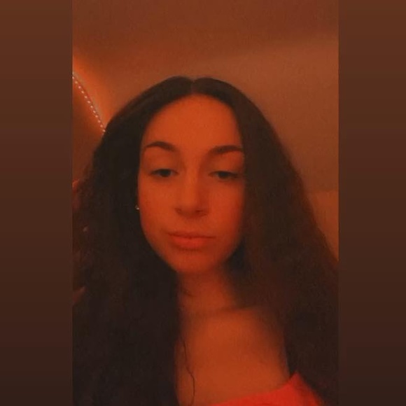 Profile Picture of Paige Javins (@paigejavins) on Poshmark