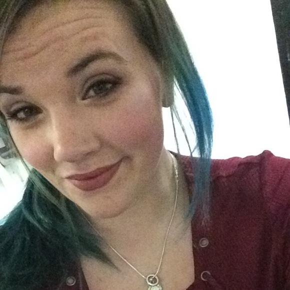 Profile Picture of Amber Foss (@ambrae12) on Poshmark