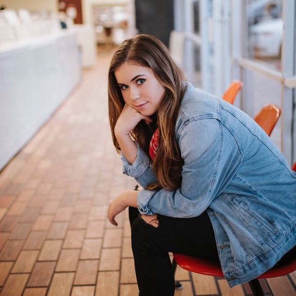 Profile Picture of Drue Rose (@druegivens) on Poshmark