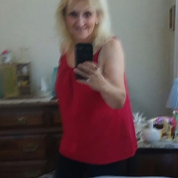 Profile Picture of Vicki Tudor (@vickiha24) on Poshmark