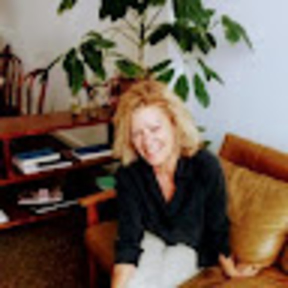 Profile Picture of Carol Dekkers (@caroldekkers) on Poshmark