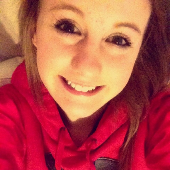 Profile Picture of Anna Halfhill (@anna2332) on Poshmark