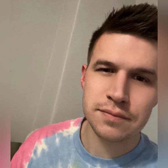 Profile Picture of Thomas Clickner (@thomasclickner) on Poshmark