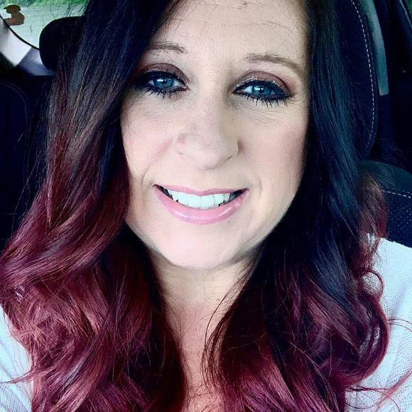 Profile Picture of Bobbie Nicoletti (@bobbienicoletti) on Poshmark