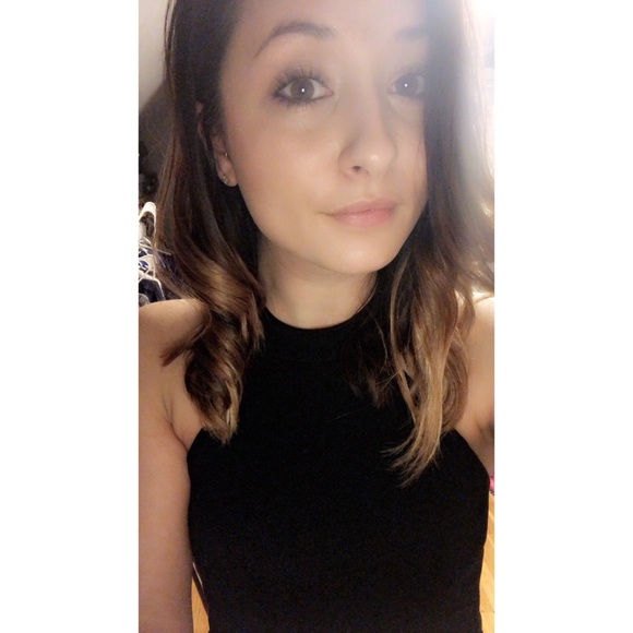 Profile Picture of Haley Baillargeon (@h_baillargeon) on Poshmark