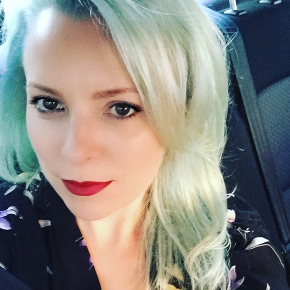 Profile Picture of Alice Fox (@alicefox) on Poshmark