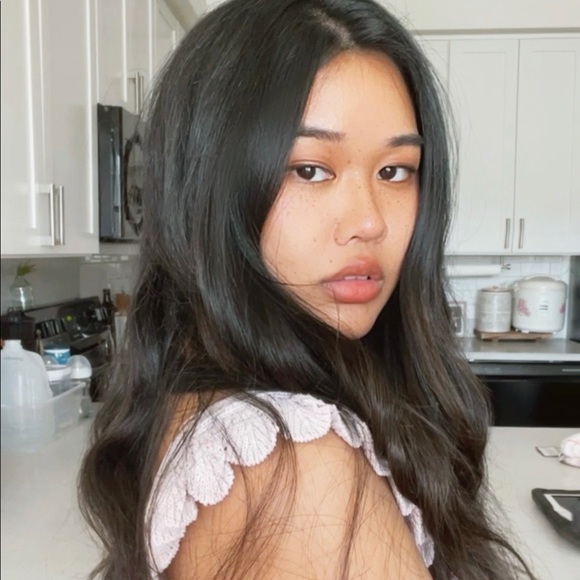 Profile Picture of Amanda Celestino (@yuckmnda) on Poshmark