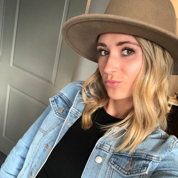 Profile Picture of Kate Shirley (@kateeshirley) on Poshmark