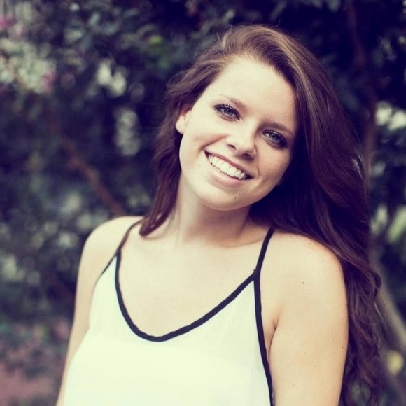 Profile Picture of Nicole Nipper (@nicole_nipper) on Poshmark