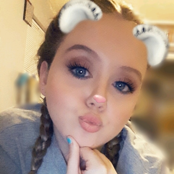 Profile Picture of Skylar Tollison (@skylarrose04) on Poshmark
