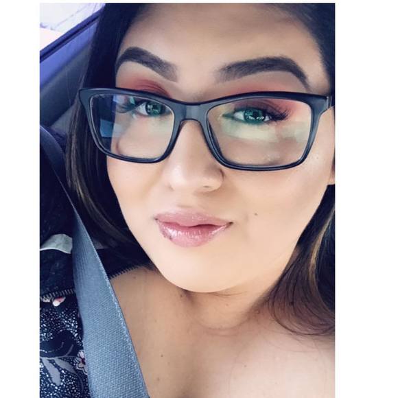 Profile Picture of Elizabeth Renderos (@ellyrenderos) on Poshmark
