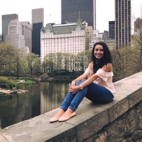 Profile Picture of Estephanie Gerold (@estephaniegerol) on Poshmark