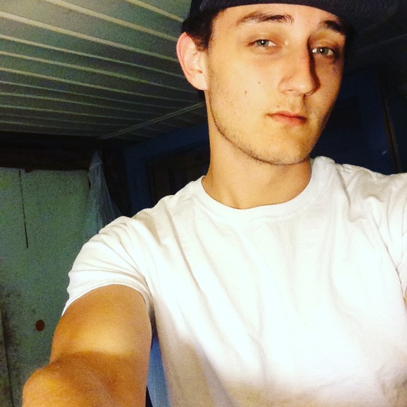Profile Picture of Cole Mincks (@colemincks27) on Poshmark