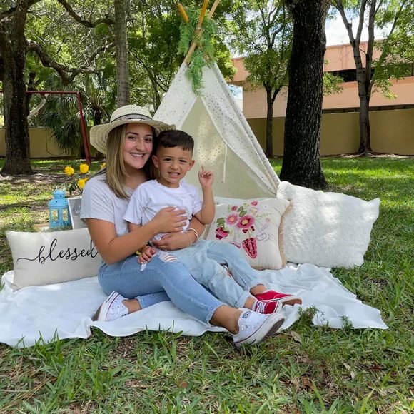 Profile Picture of Angie Bayma (@angiebayma) on Poshmark