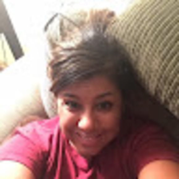 Profile Picture of Isabelle Holland (@bellebh1224) on Poshmark