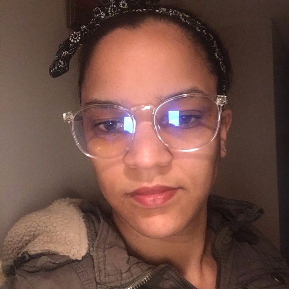 Profile Picture of Iris Flores (@yiri9) on Poshmark