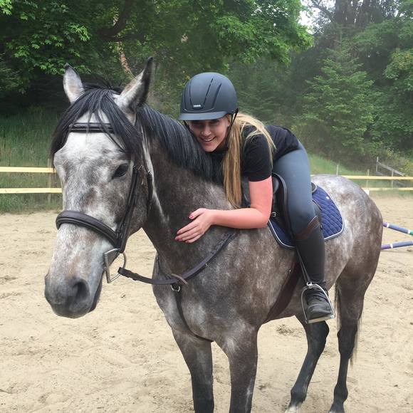 Profile Picture of Jessica Aspinall (@jessicaaspinall) on Poshmark