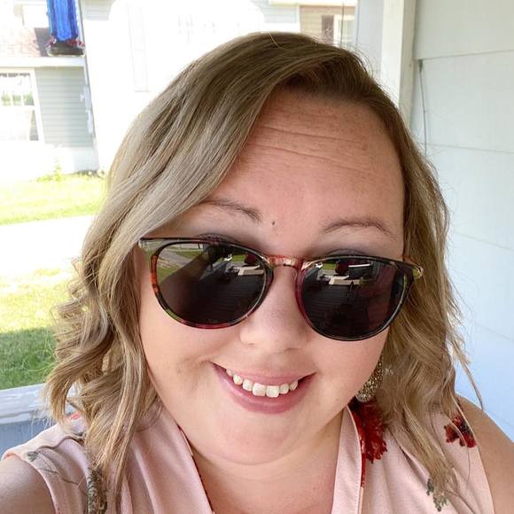 Profile Picture of Danielle Thibodeau (@daniellefaith84) on Poshmark