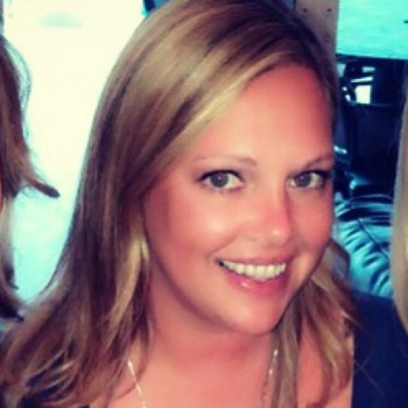 Profile Picture of Nicki Turoff (@nickit77) on Poshmark