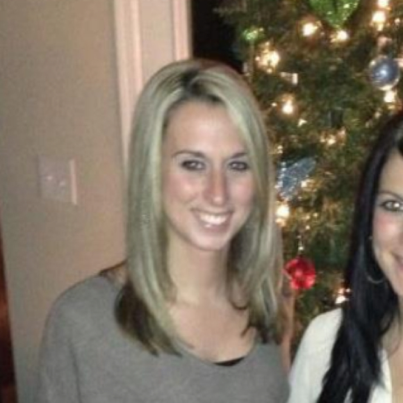 Profile Picture of Alicia Gravenor (@aliciag85) on Poshmark