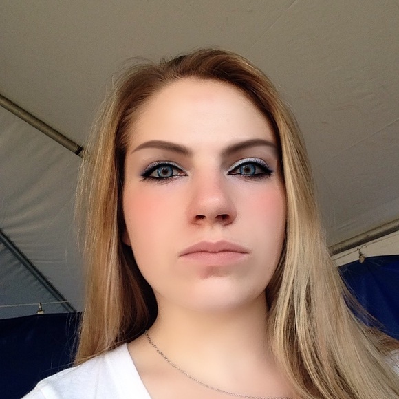 Profile Picture of Amanda Fassett (@fassetti23) on Poshmark