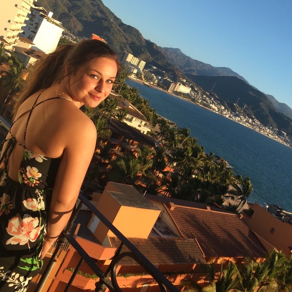 Profile Picture of Jadyn Biermaier (@jaybiermaier) on Poshmark