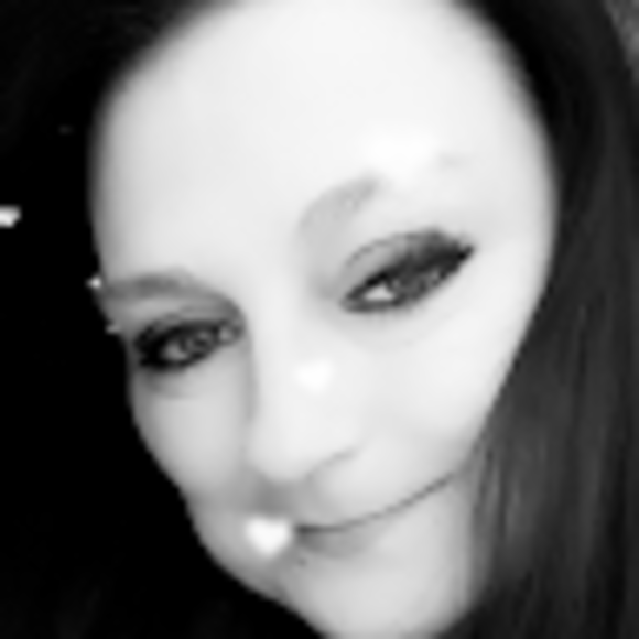 Profile Picture of Kat Netzley (@knetz320) on Poshmark