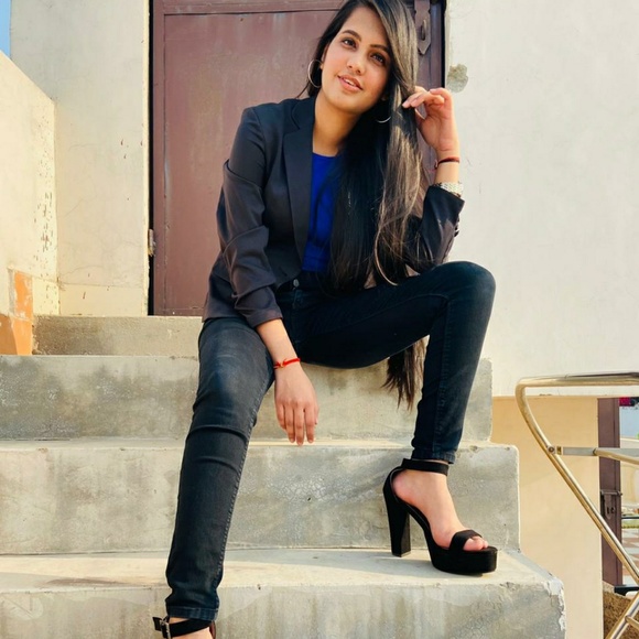 Profile Picture of Divya Choradia (@ddivya27) on Poshmark