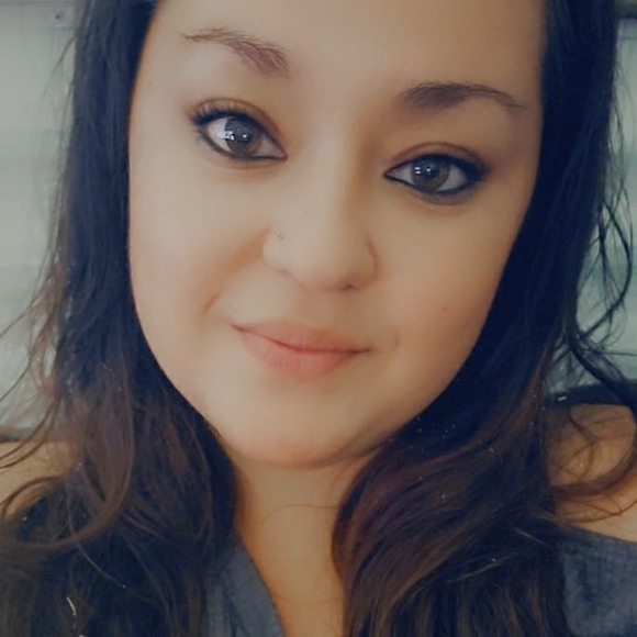 Profile Picture of Stephanie Cates (@stephaniecat270) on Poshmark