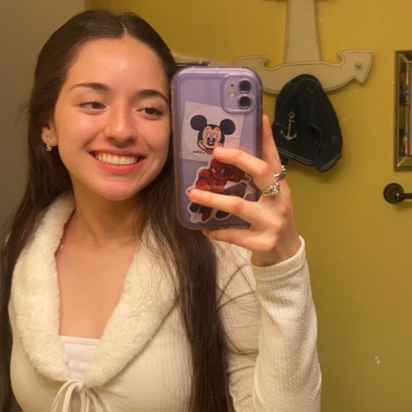 Profile Picture of Victoria Capilla (@victoriacapilla) on Poshmark