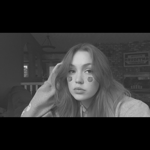 Sabrina Tomson - Poshmark Profile Picture of Sabrina Tomson (@sabrina_tomson) on Poshmark