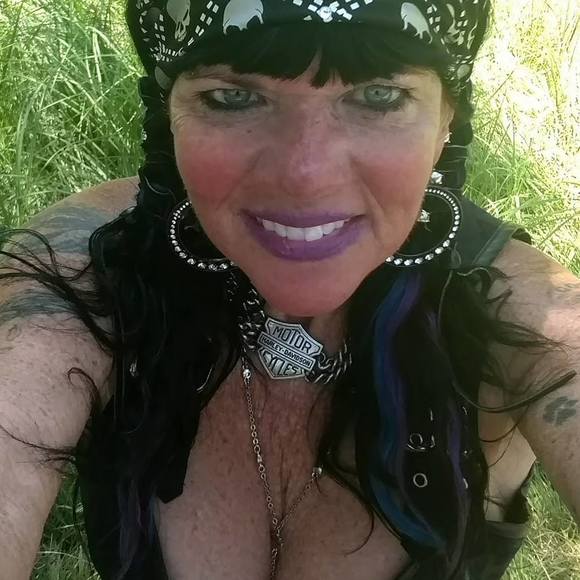 Profile Picture of Robyn Royer (@hooch1964) on Poshmark