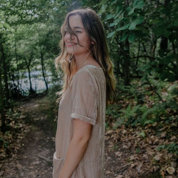 Profile Picture of Laurajane Barry (@laurajanebarry) on Poshmark