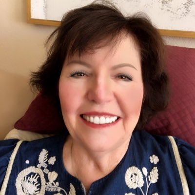 Profile Picture of Elaine Geller (@laniejul) on Twitter