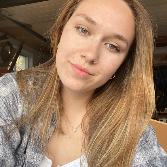 Profile Picture of Holly Kelterborn (@hkelterborn) on Poshmark