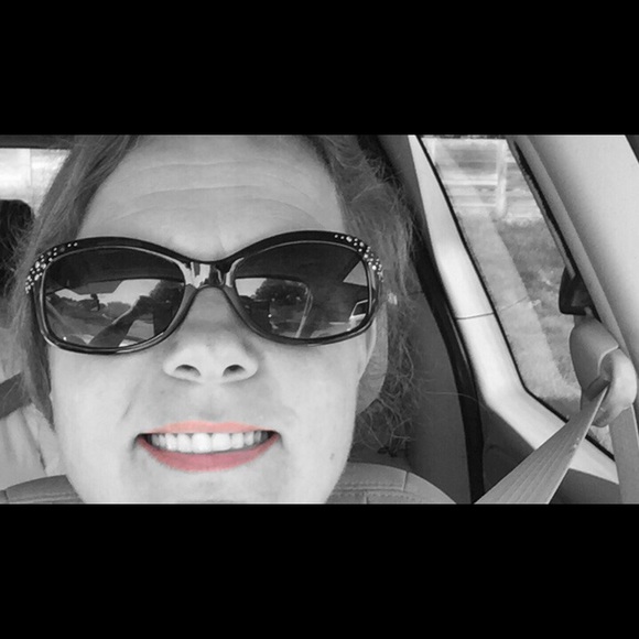 Profile Picture of Dee Schally (@deeschally) on Poshmark