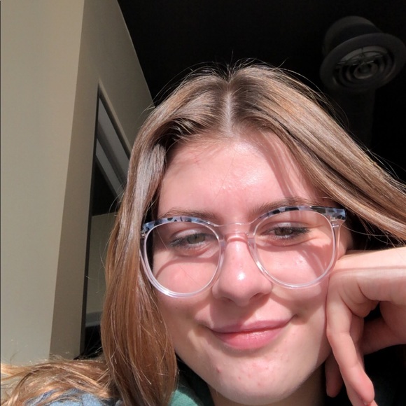 Profile Picture of Jenae Airey (@jenaeairey) on Poshmark