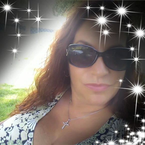 Profile Picture of Andrea Heafy (@andreaheafy) on Poshmark