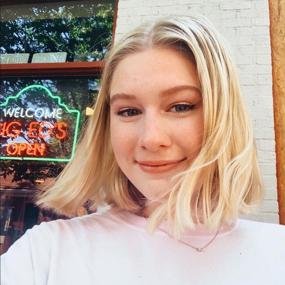 Profile Picture of Suzy Szymeczek (@suzuszy) on Poshmark