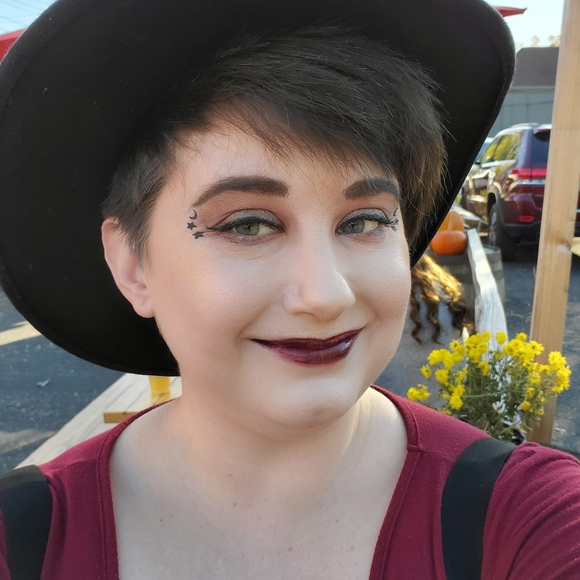 Profile Picture of Maureen Connor (@mauconnor) on Poshmark