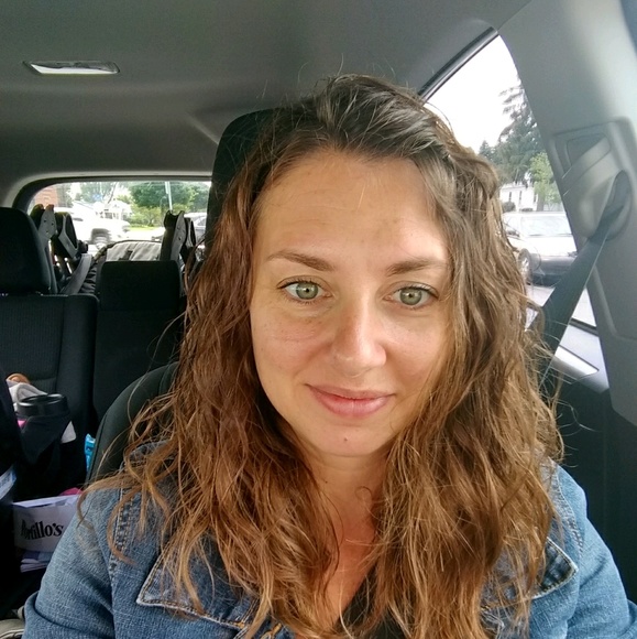 Profile Picture of Lindsey Riesinger (@lindseyanna24) on Poshmark