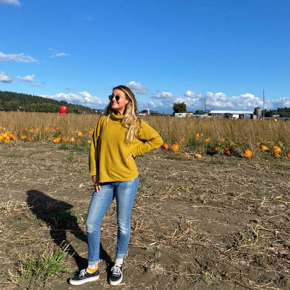 Profile Picture of Mia Sadowski (@miisadz) on Poshmark