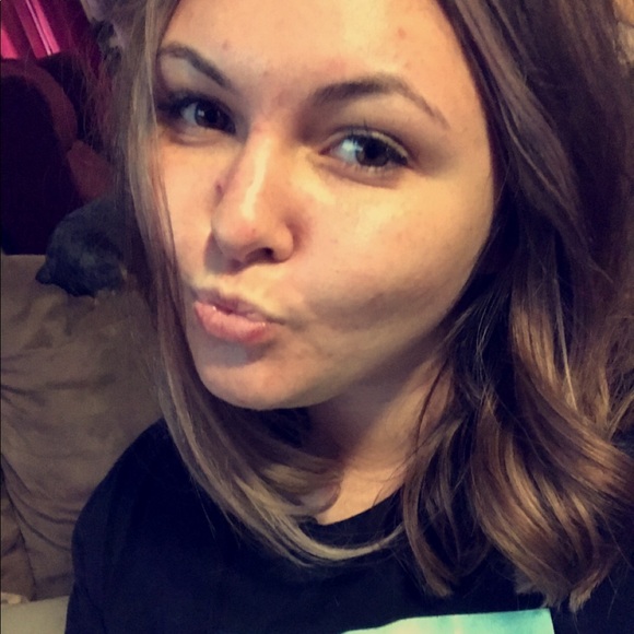 Profile Picture of Kortney Heimerman (@kortneyelouise) on Poshmark