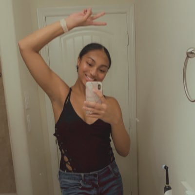 Profile Picture of Nicole (@Nicole__Woods10) on Twitter